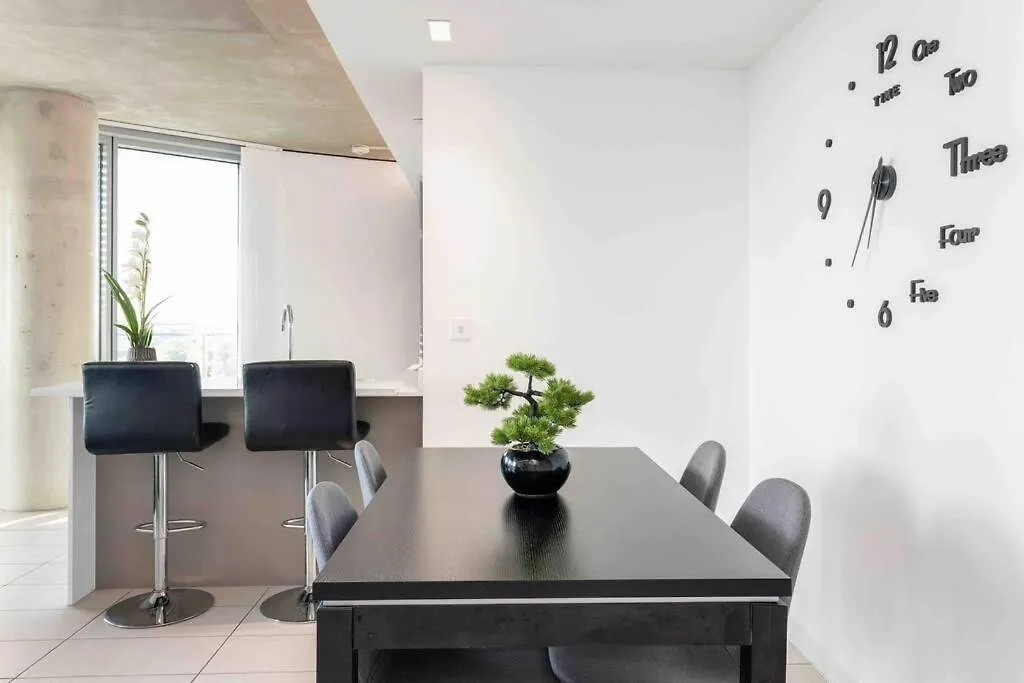 Luxury Apt 3Min Walk To London Excel,City Hall, O2 0*,